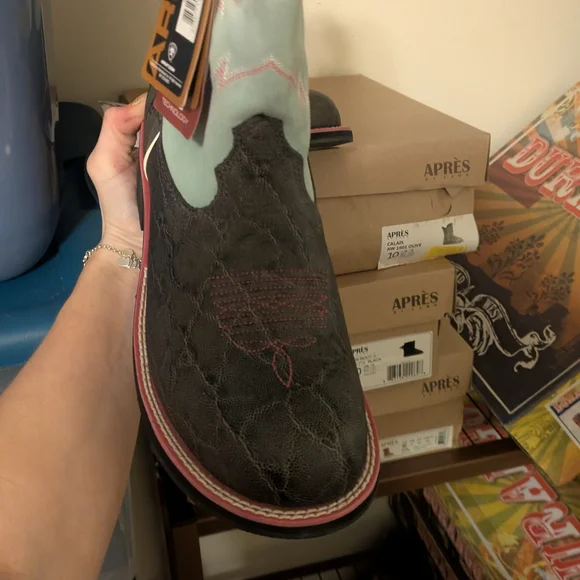 Ariat Women's 11 Elephant Turquoise And Pink Lined Round Toe NWT - Picture 1 of 2